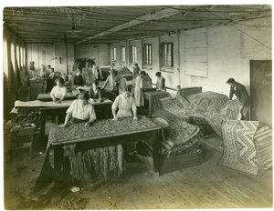 Sala de acabado, sala de alfombras, 1923 de English Photographer